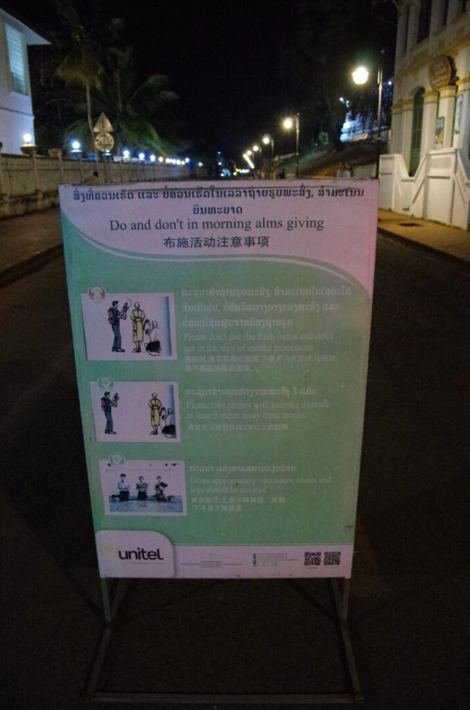 ラオスのルアンパバーンで撮った、托鉢の注意点を示す看板の写真。