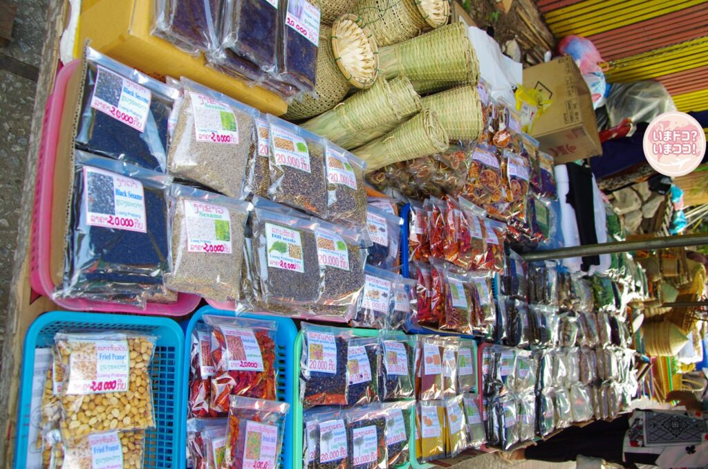 ルアンパバーンの朝市で、スパイスや籠などを売る屋台を撮った写真