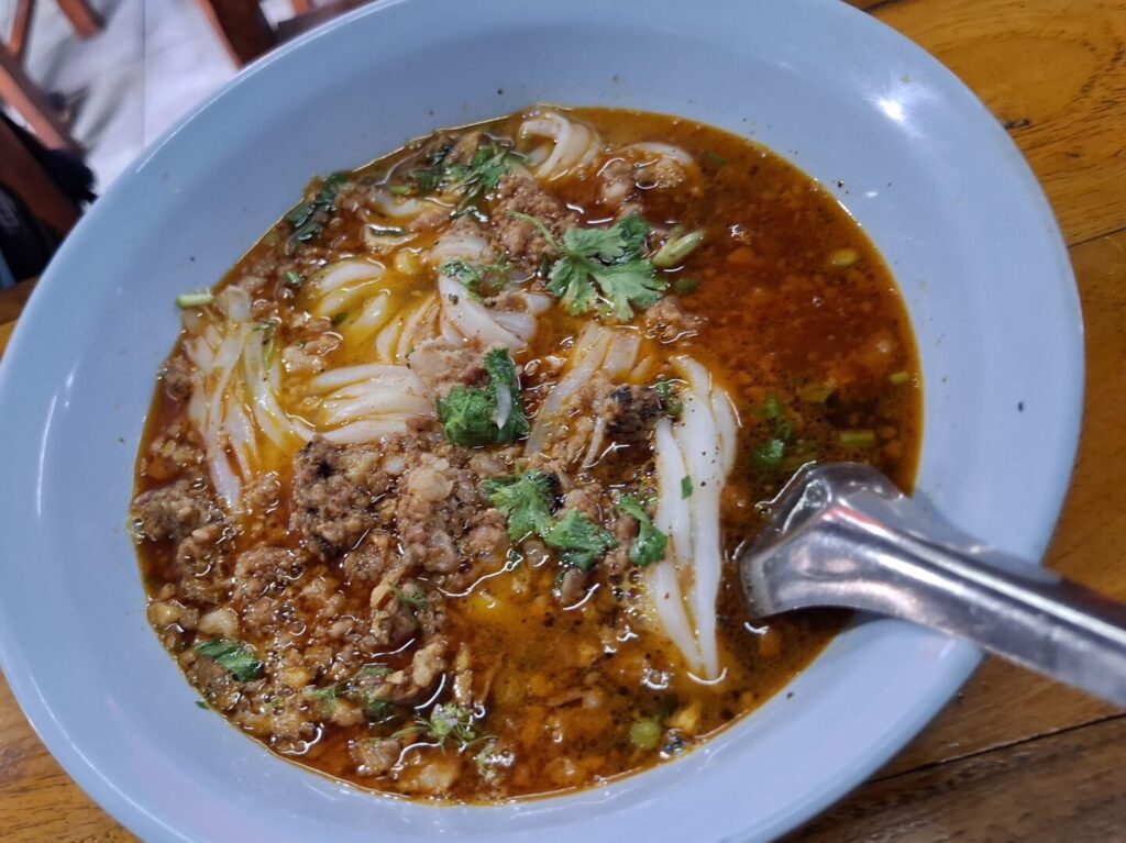 ルアンパバーンの朝市で、食堂で食べたカオソーイを撮った写真