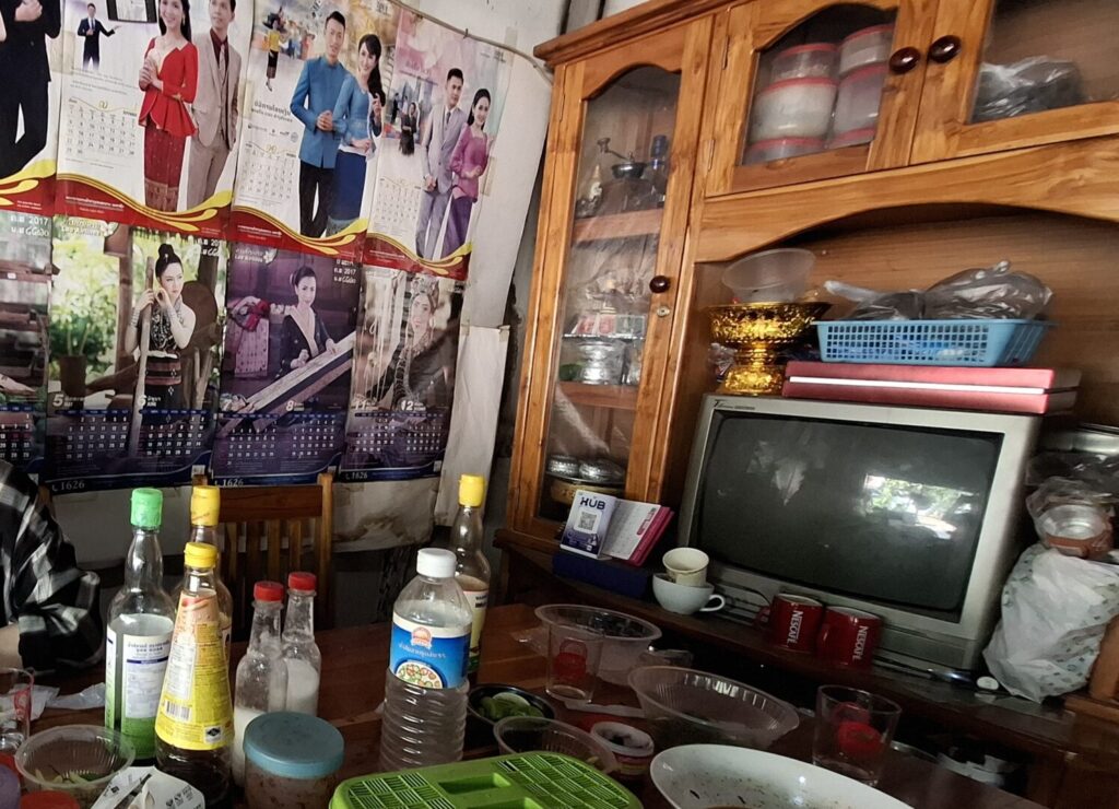 ルアンパバーンで、地元の人でとてもにぎわっている店で、カオソーイを食べて、その時に撮った店内の写真