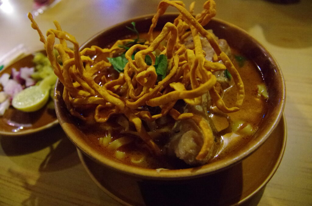 タイのチェンマイで食べたタイのカオソーイで揚げ麺のボリュームが多い写真