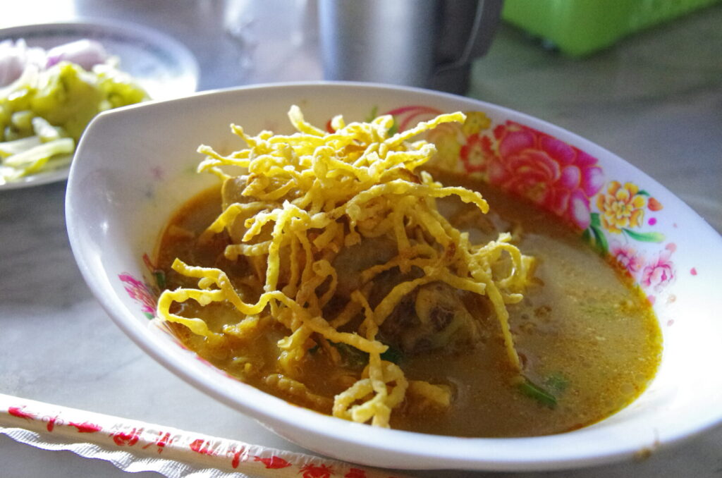 タイのスコータイで食べたタイのカオソーイで鶏肉が分かりやすい写真
