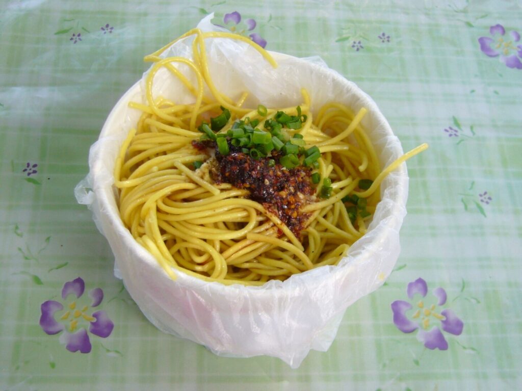 中国のチベット自治区で食べた激辛の肉味噌混ぜ麺の写真