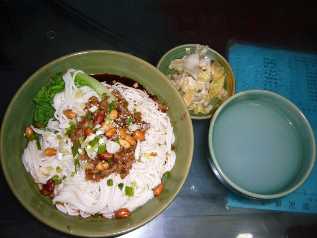 チベットで食べた混ぜ麺料理の写真