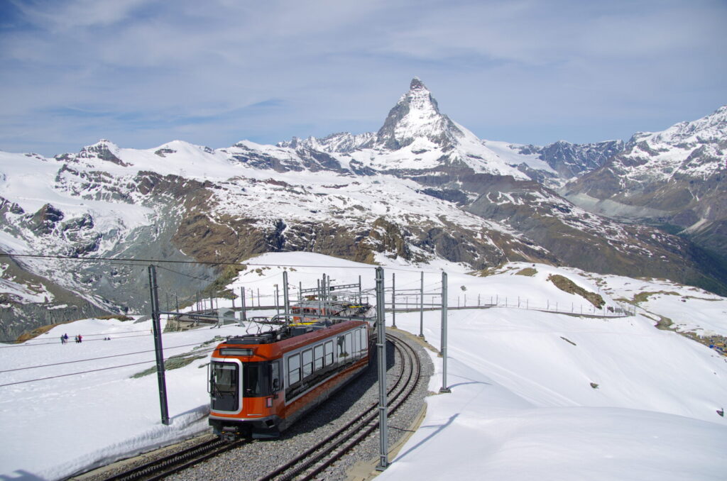 5月に訪れたツェルマットで、ゴルナーグラード鉄道の列車越しにマッターホルンの風景を撮った写真