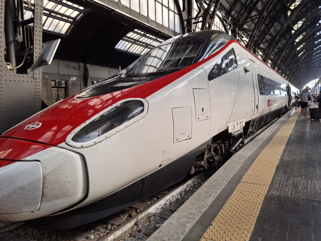 筆者が乗ったミラノ中央駅に泊まっている列車ユーロシティの写真