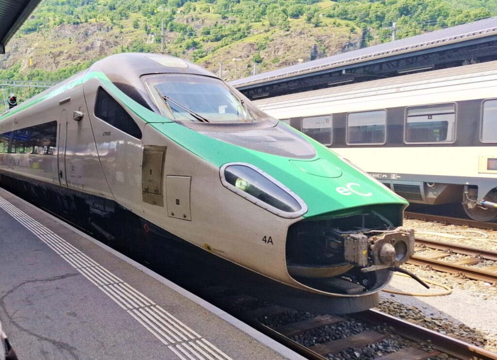 筆者が乗ったミラノ中央駅行きユーロシティがブリグ駅に入ってきたときの写真