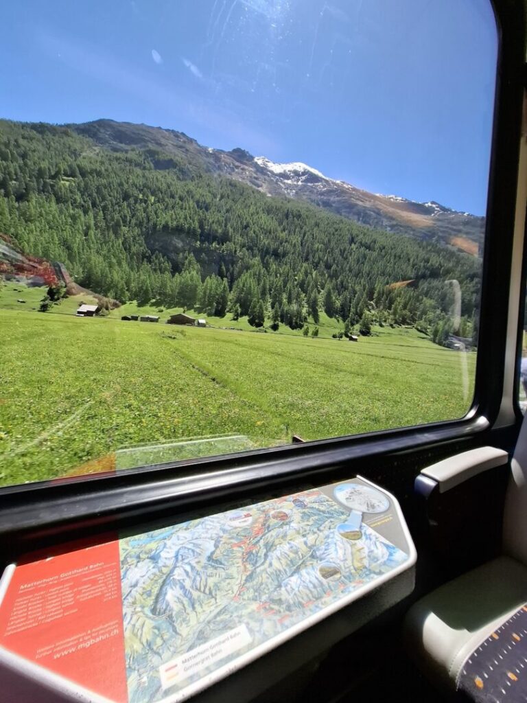 筆者が乗ったマッターホルン・ゴッタルド鉄道、ブリグ発ツェルマット行きの車内からの風景の写真