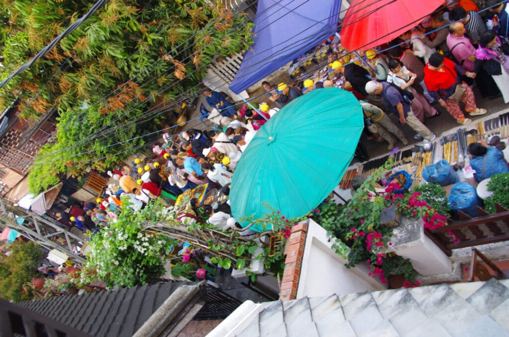 ルアンパバーンで泊まったホテルの部屋の窓から非常に混雑した朝市の様子を撮った写真