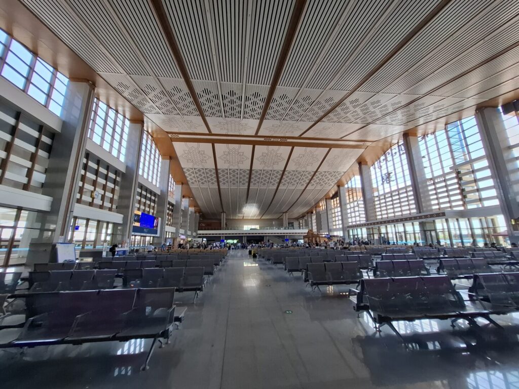 管理人が撮影したラオス中国鉄道(LCR)のビエンチャン駅の待合所の写真。とても大きな駅であることが分かる。