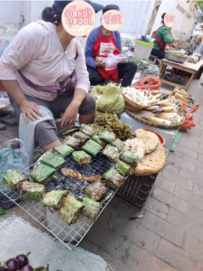 ルアンパバーンの朝市で、蜂の幼虫を固めて焼いたもの売る屋台を撮った写真