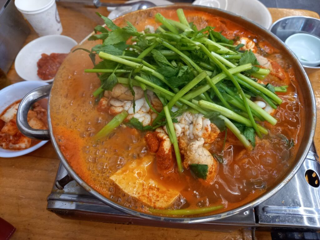 筆者が訪れたソウルの広蔵市場内にあるウンソンメウンタンでメウンタンを食べた際に、メウンタンのを真上から写した写真