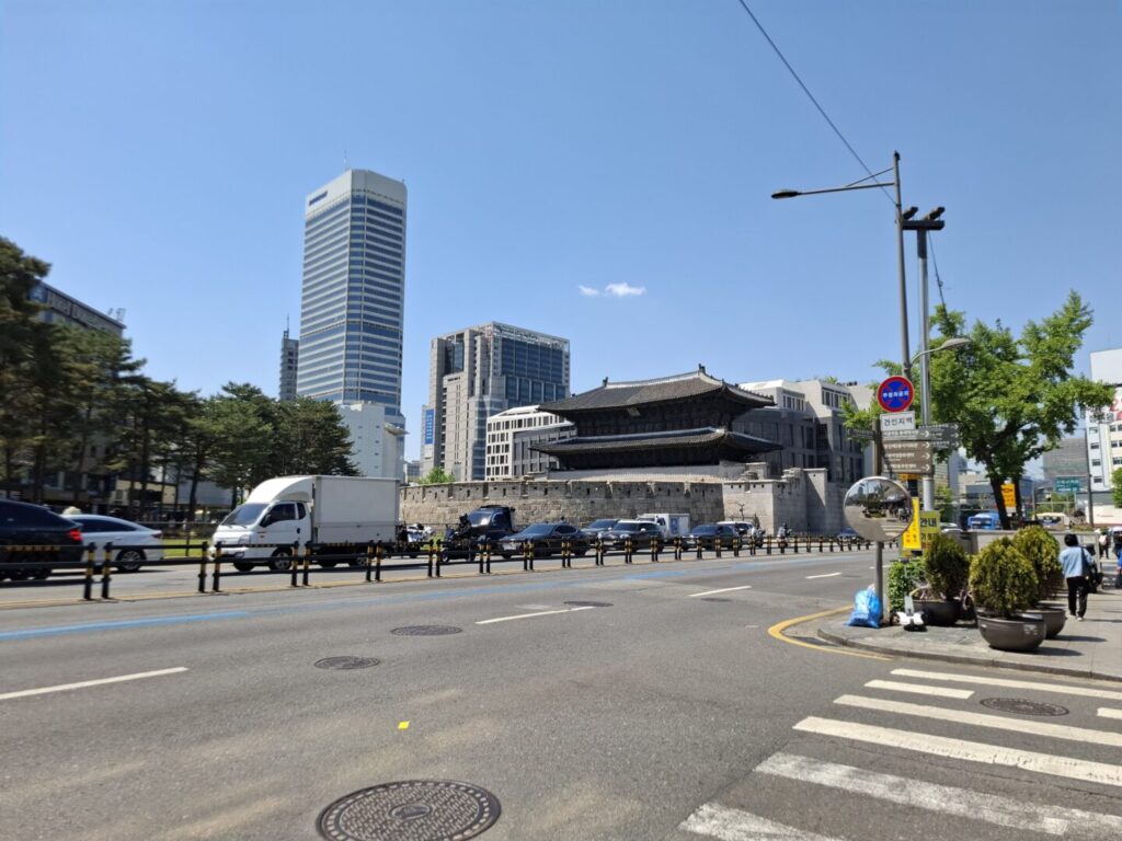 筆者がソウル東大門エリアで訪れた「東大門本家大釜ソルロンタン」のお店前から東大門を見える様子を撮った写真