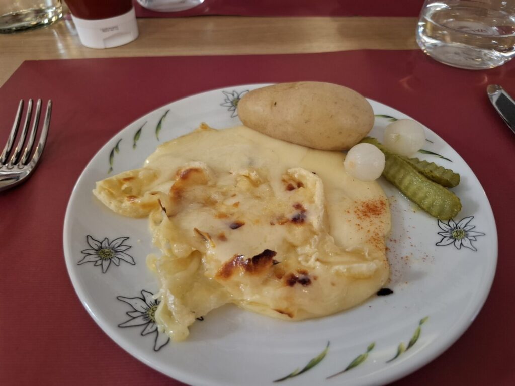 筆者が撮影したツェルマットのレストランWhymper Stubeのラクレットの写真