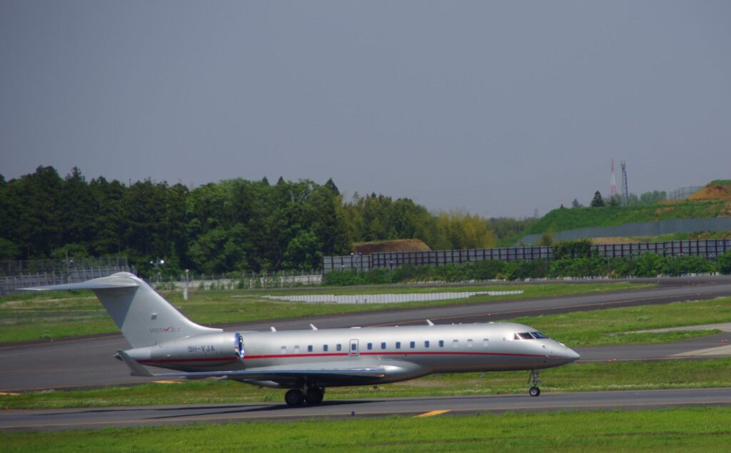 筆者が成田空港で撮影した世界初のプライベートジェットを運行する航空会社であるビスタジェットの機体を撮った写真