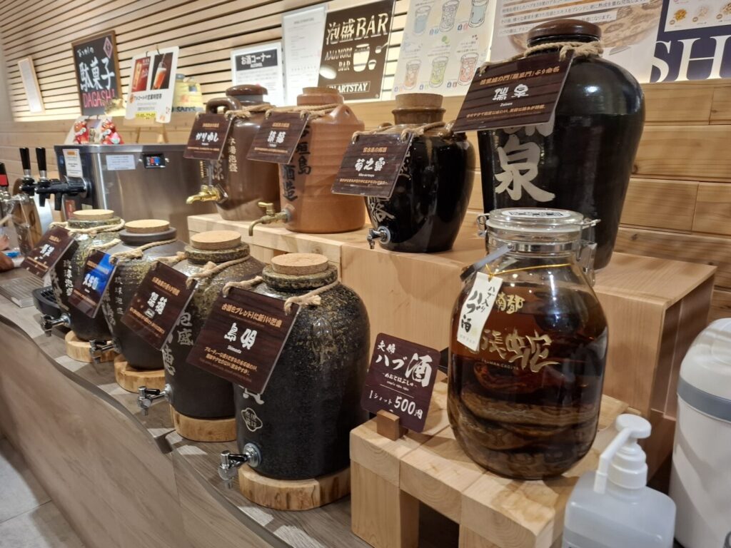 那覇の交際通り近くにある「ホテルアートステイ那覇国際通り」に宿泊した際に撮った泡盛バーカウンターの写真