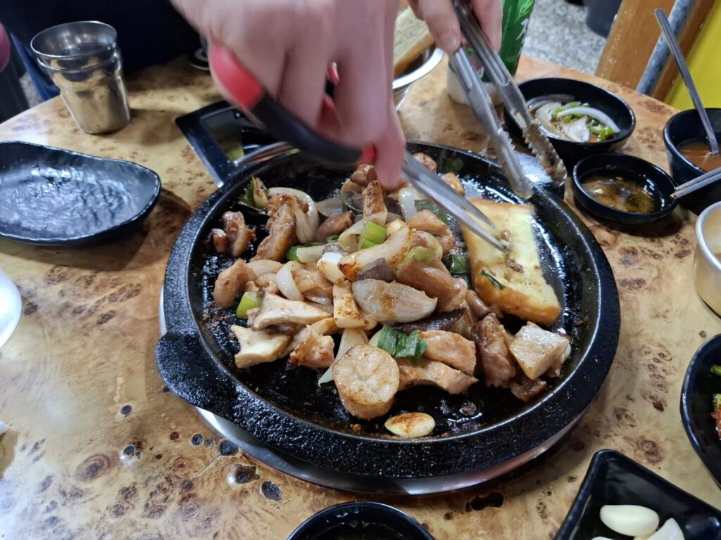 筆者がソウルで訪れた鍾路地区のプルタヌンコプチャンでコプチャン盛り合わせを料理している際に、余分な脂を食パンで吸い取っているのを撮った写真