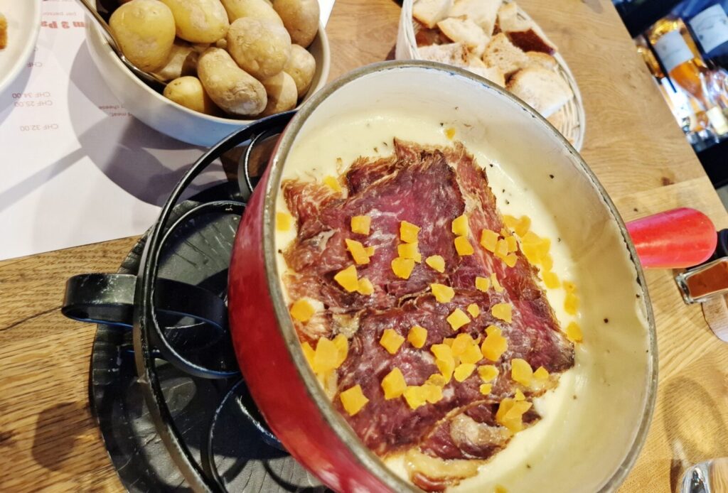 筆者がツェルマットで食べた肉入りチーズフォンデュの写真
