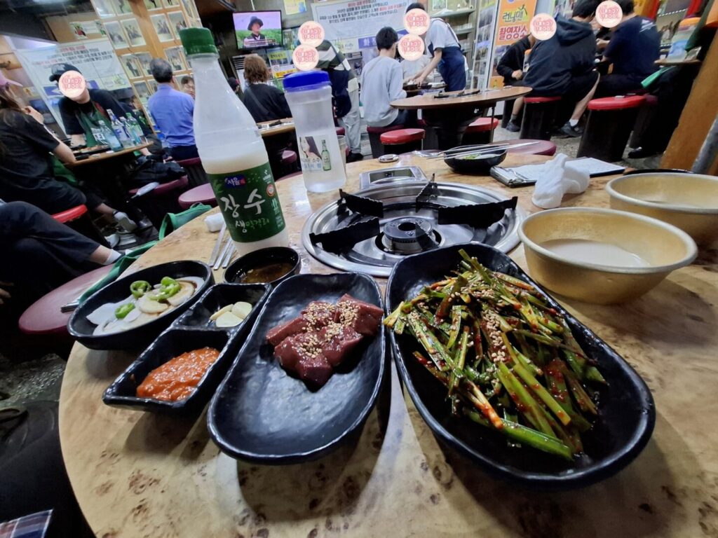 筆者がソウルで訪れた鍾路地区のプルタヌンコプチャンで店内の様子と付け合わせのおかずを撮った写真