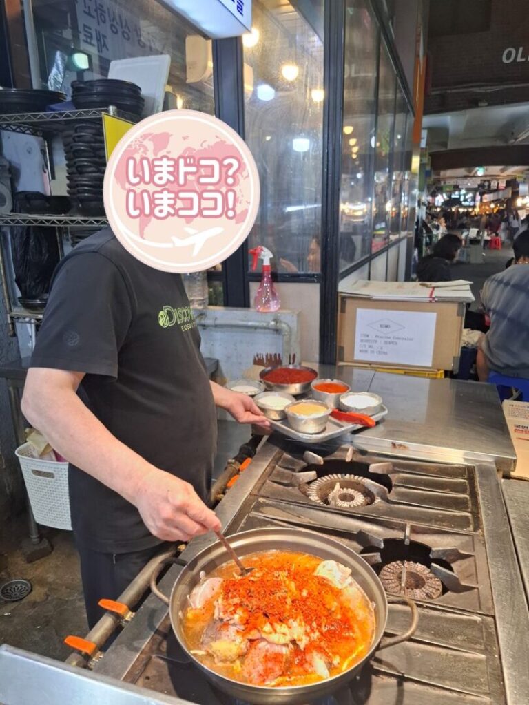 筆者が訪れたソウルの広蔵市場内にあるソウルメウンタンで食事をした時に店の外で店主が調理しているのを写した写真