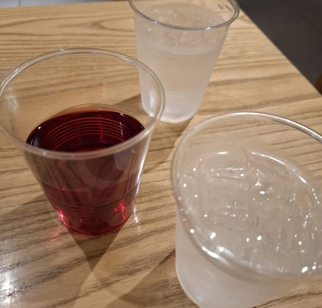那覇の交際通り近くにある「ホテルアートステイ那覇国際通り」に宿泊した際に撮った無料の泡盛とハイビスカスティーの写真