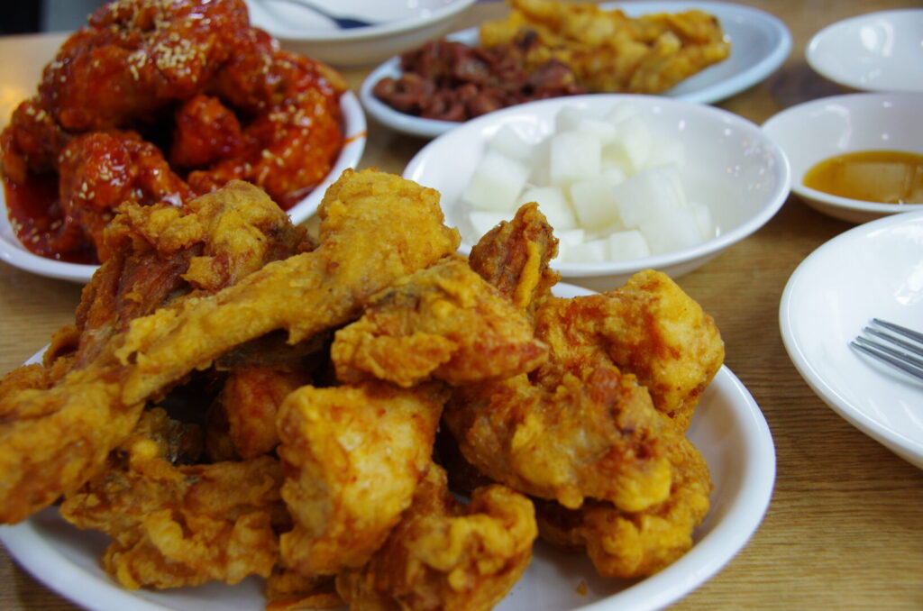 筆者が2026年5月に訪れたヨンソン(龍城)トンタク 本店のハーフ&ハーフで出てきたチキンでフライドチキンをメインで撮った写真