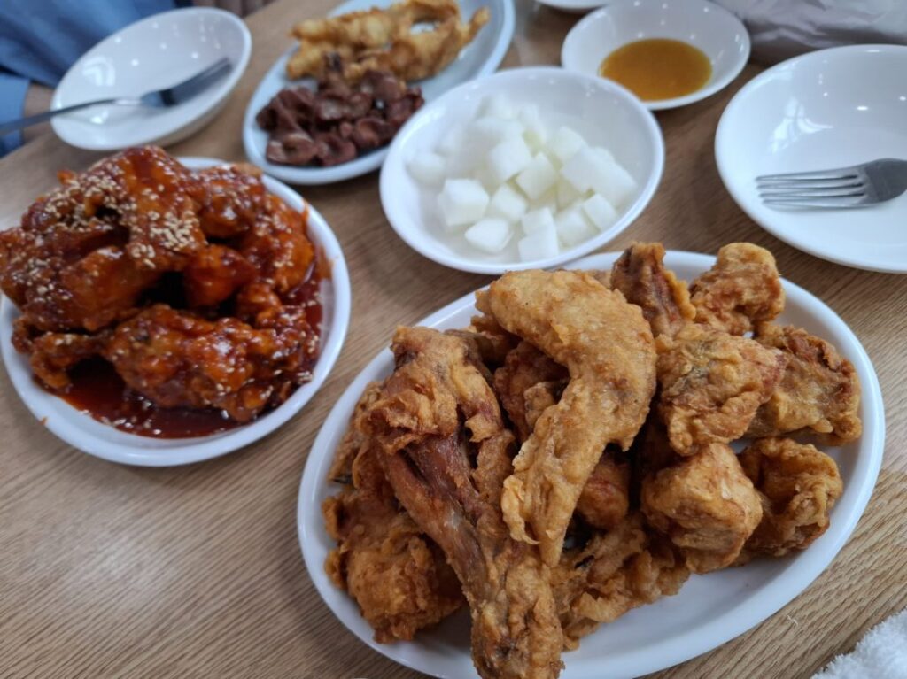 筆者が2026年5月に訪れたヨンソン(龍城)トンタク 本店のハーフ&ハーフで出てきたチキンを撮った写真