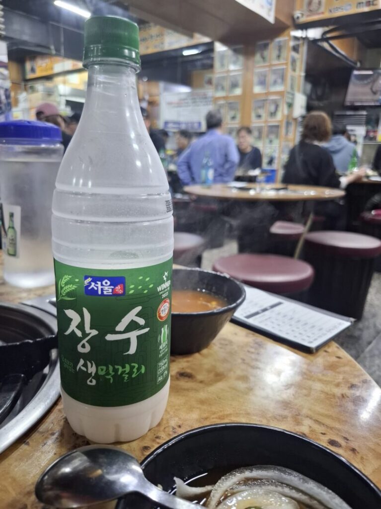 筆者がソウルで訪れた鍾路地区のプルタヌンコプチャンで飲んだマッコリの写真を撮った写真