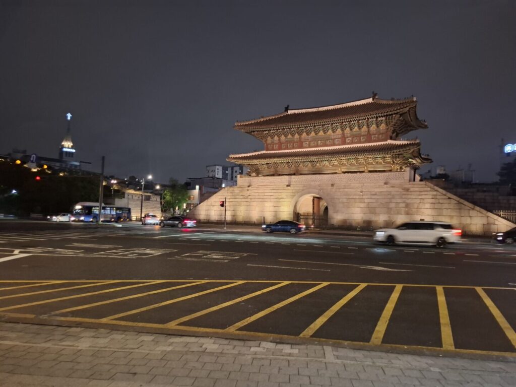 筆者がソウルで夜の東大門エリアを訪れた際に撮影した東大門の写真