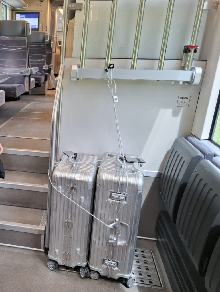 筆者が乗ったマッターホルン・ゴッタルド鉄道、ツェルマット発ブリグ行きの車内で、荷物をワイヤーロックで固定している様子をとった写真