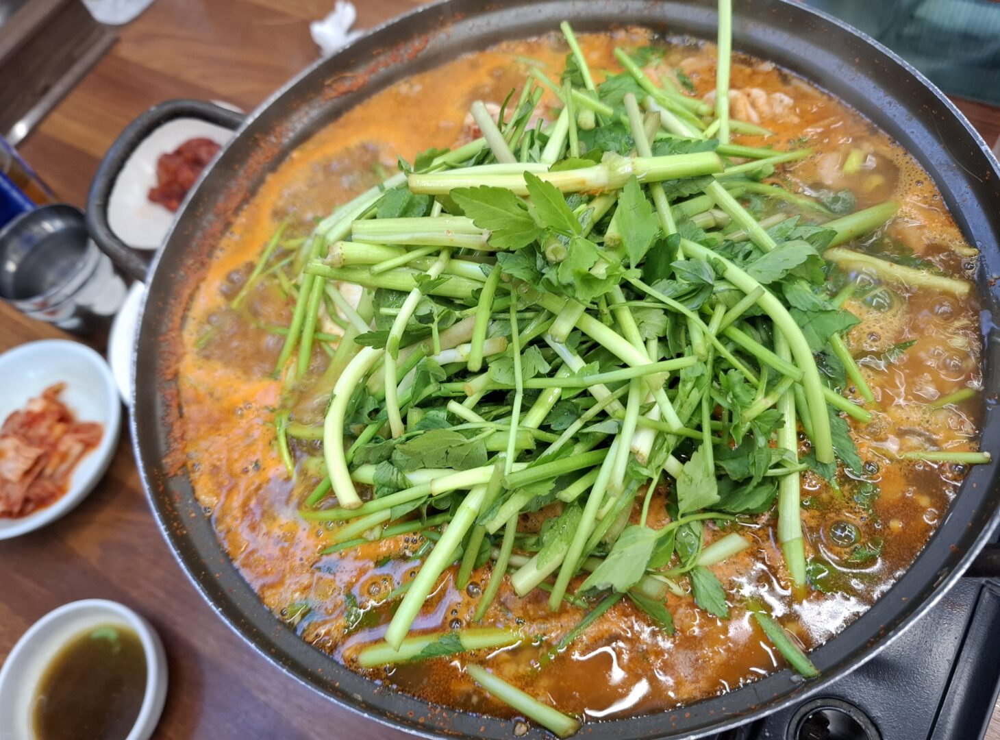 筆者が訪れて食事をしたソウルの広蔵市場内にあるソウルメウンタンの鍋料理を撮った写真