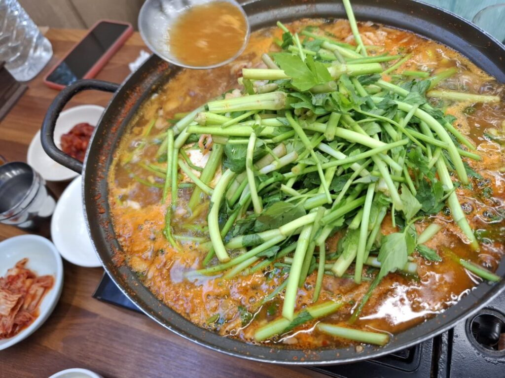 筆者が訪れたソウルの広蔵市場内にあるソウルメウンタンで食べたスパイシーな辛さのメウンタンを写した写真