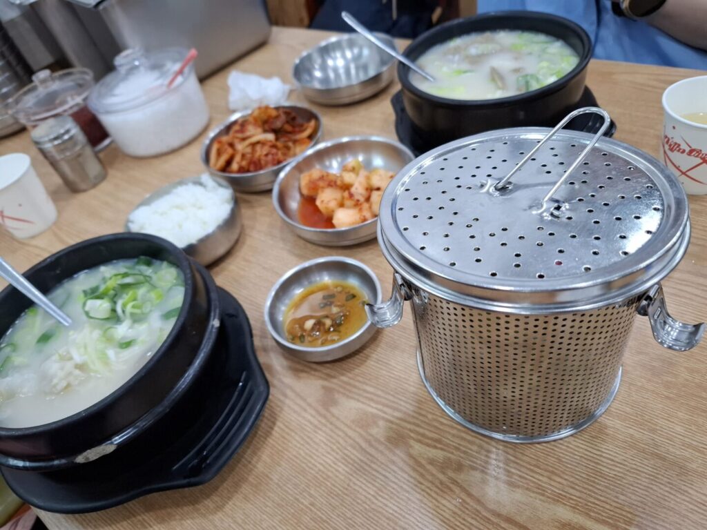 筆者が2026年5月に訪れた韓国最古のレストラン「里門ソルロンタン」で、店内の席にネギを入れた入れ物が置かれている写真