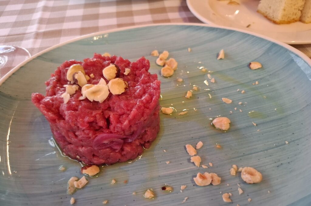 筆者が撮影したイタリアのミラノのレストランで食べたタルタルの写真