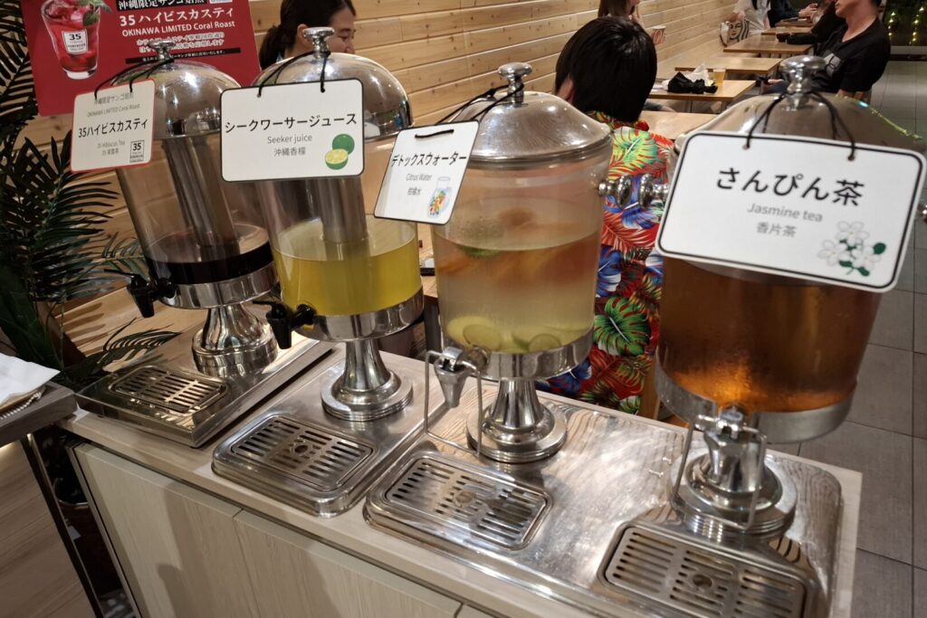 那覇の交際通り近くにある「ホテルアートステイ那覇国際通り」に宿泊した際に撮ったのソフトドリンクカウンターの写真