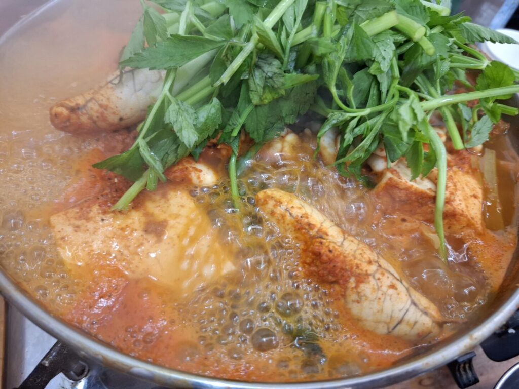 筆者が訪れたソウルの広蔵市場内にあるウンソンメウンタンでメウンタンを食べた際に白子やタラコや豆腐をアップで写した写真