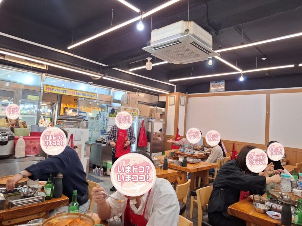 筆者が訪れたソウルの広蔵市場内にあるウンソンメウンタンでメウンタンを食べた際に、店内の様子を写した写真