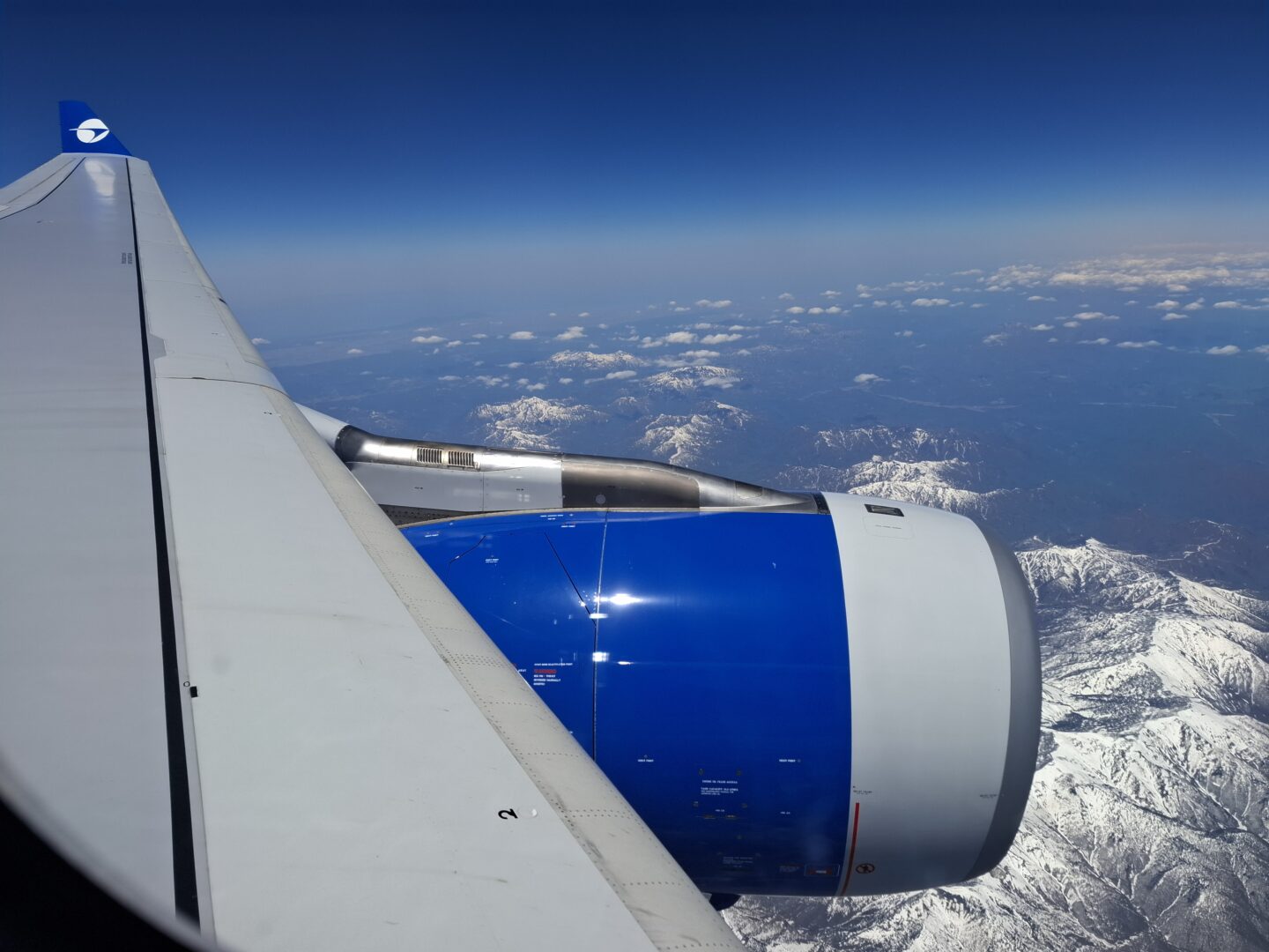 筆者が登場したパラタ航空の機内から見えた山々を写した写真