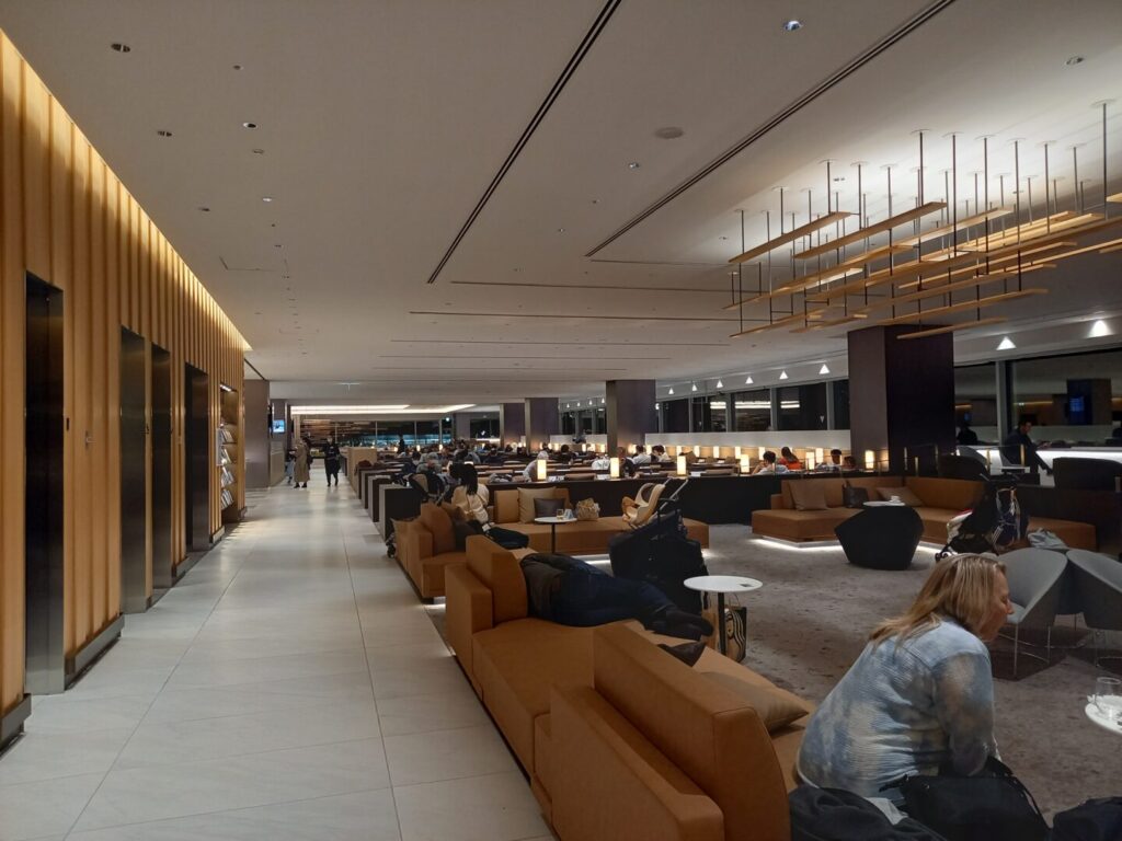 筆者が訪れ深夜帯の羽田空港のANAラウンジで、ラウンジ内のシャワー待ちのエリアから撮った写真