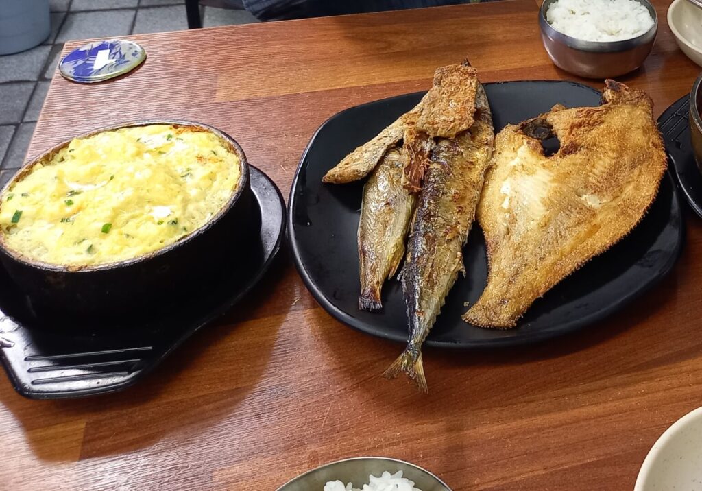 筆者が南大門市場近くのタチウオ通りを訪れた際に食事をしたウリシッタンで無料のバンチャン（おかず）を撮った写真