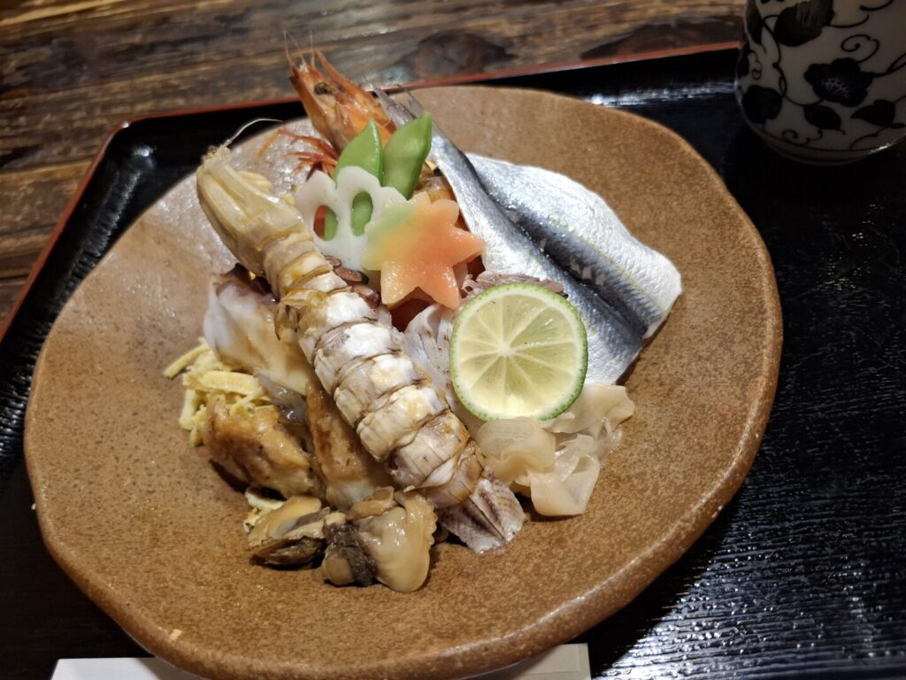 筆者が岡山県の倉敷美観地区を訪れた際に食事をした大正亭のばら寿司をメインに撮った写真