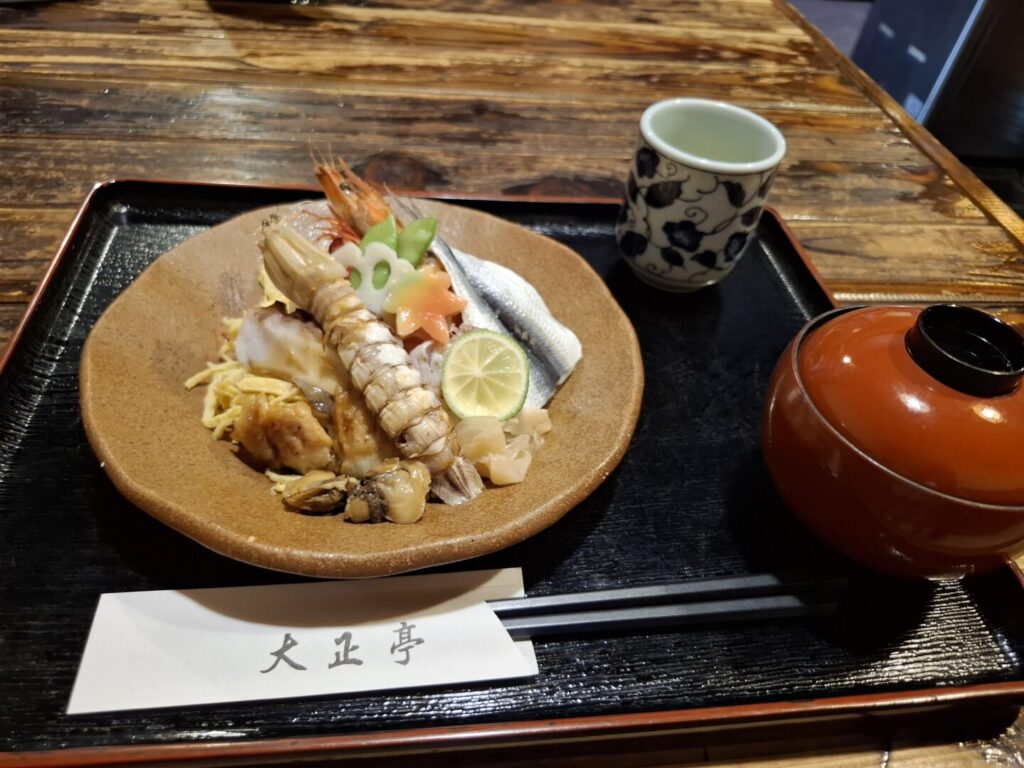 筆者が岡山県の倉敷美観地区を訪れた際に食事をした大正亭のばら寿司のセットを撮った写真