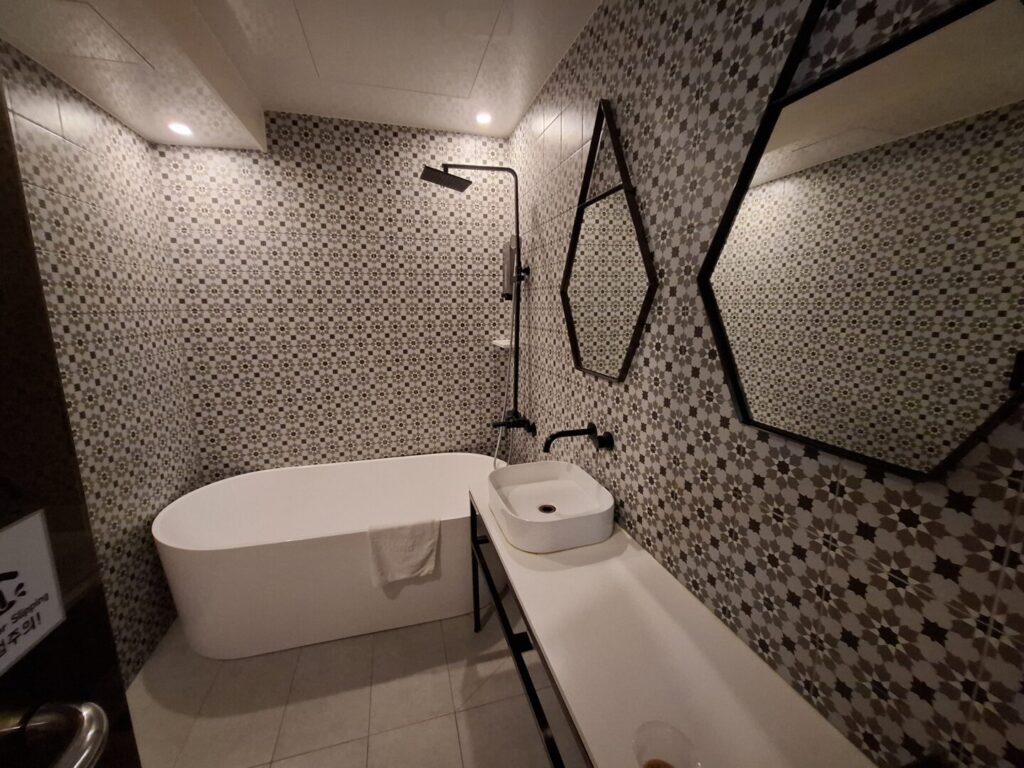 筆者がソウルの鍾路で宿泊したK World Hotelのバスルームの様子を撮った写真