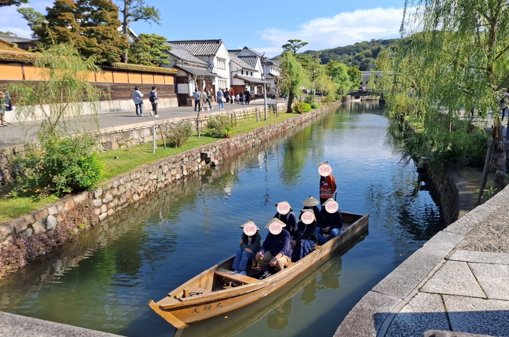 筆者が岡山県の倉敷美観地区を訪れた際に撮った倉敷川に浮かぶボードを撮った写真