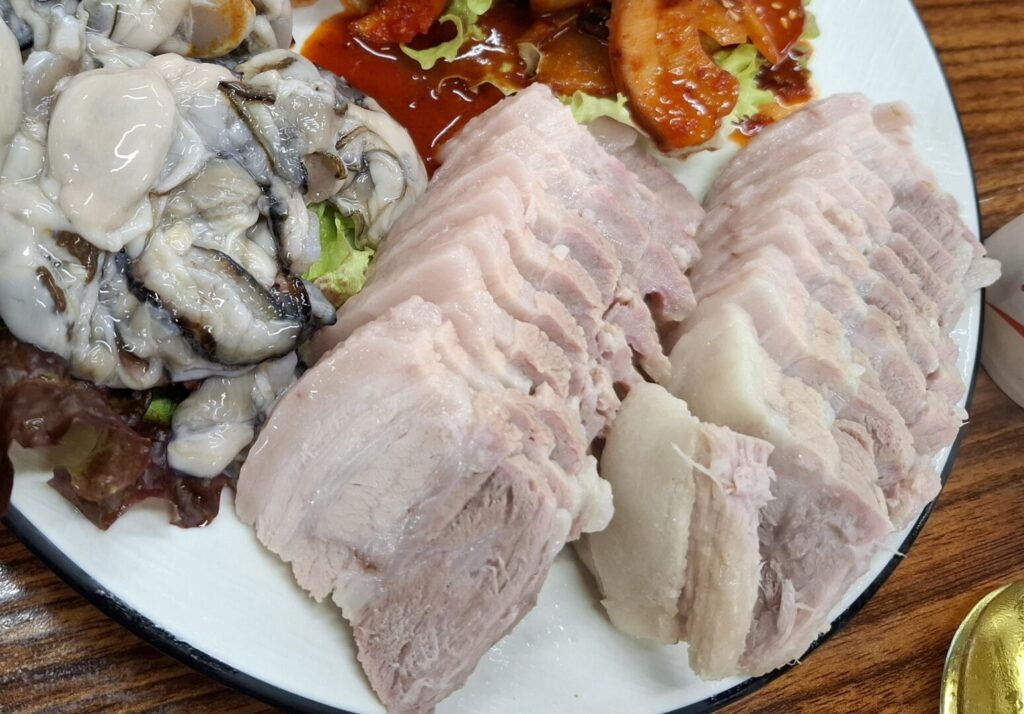 筆者がソウルの鍾路で訪れたサメチッで食べた牡蠣ポッサムの、豚肉部分をアップで撮った写真
