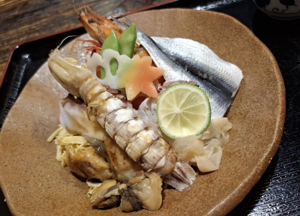 筆者が岡山県の倉敷美観地区を訪れた際に食事をした大正亭のばら寿司をアップで撮った写真