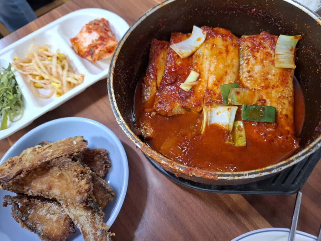 筆者が南大門市場近くのタチウオ通りを訪れた際に食事をしたノンクルシッタンでタチウオ鍋をアップで撮った写真