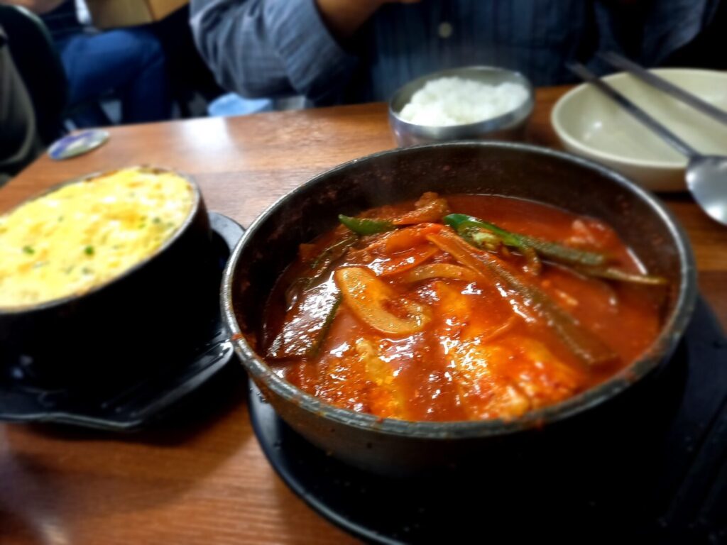 筆者が南大門市場近くのタチウオ通りを訪れた際に食事をしたウリシッタンでタチウオ鍋をアップで撮った写真