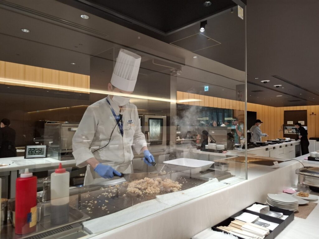 筆者が訪れた羽田空港のANAラウンジで、シェフがチャーハンを目の前で料理している様子を撮った写真