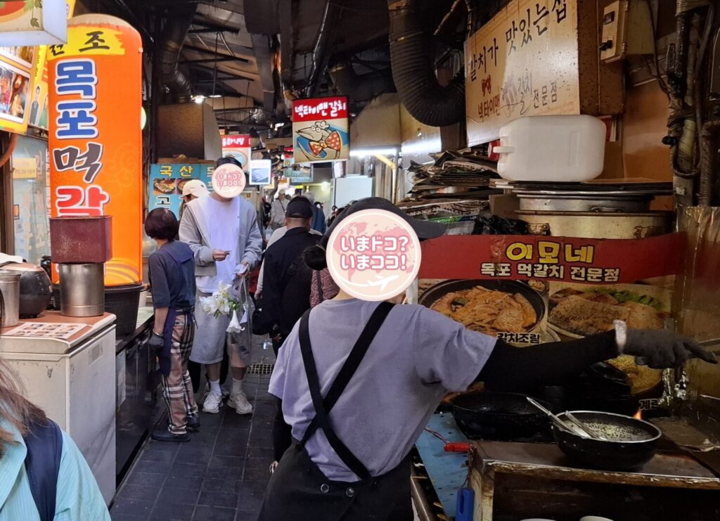 筆者が南大門市場近くのタチウオ通りを訪れた際に撮ったタチウオ料理店前で調理をしている様子の写真
